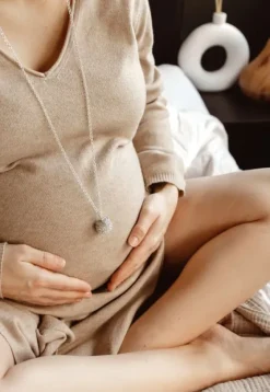 Bolakoru äidille hopeaketjulla, kristalli valkoinen | PROUD MAMA