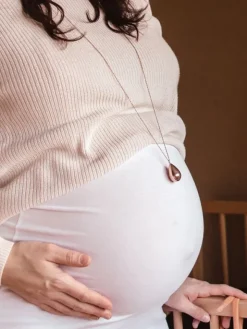 Bolakoru äidille ketjulla, babybell Pisara ruusukulta | PROUD MAMA