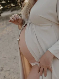 Bola raskauskoru – Merkityksellinen odotusajan koru, Sofie Gold Feet