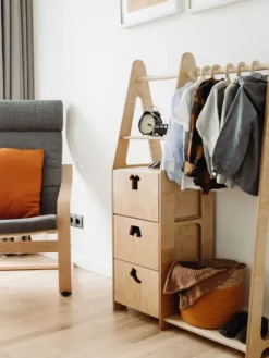 Duck Woodworks - lasten vaatekaappi laatikoilla