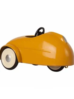 Maileg kilpa-ajaja hiiri ja keltainen kilpa-auto – leikkisetti autotallilla