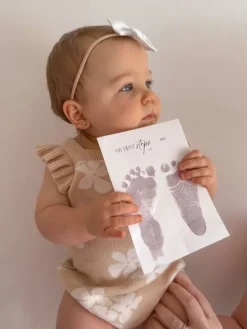 My First Steps musteeton jalanjälkipakkaus – muistoksi vauvakirjaan