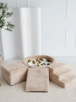 Pehmustettu pallomeri, leikkialusta, liukumäki ja portaat - Teddy Beige