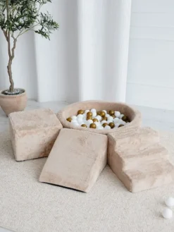 Pehmustettu pallomeri, leikkialusta, liukumäki ja portaat - Teddy Beige