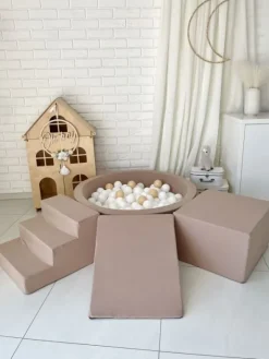 Pehmustettu pallomeri, leikkialusta, liukumäki ja portaat - Beige