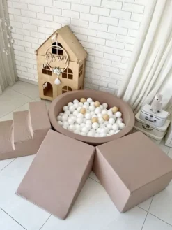 Pehmustettu pallomeri, leikkialusta, liukumäki ja portaat - Beige
