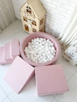 Pehmustettu pallomeri, leikkialusta, liukumäki ja portaat - Pink