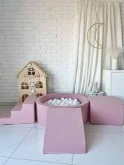 Pehmustettu pallomeri, leikkialusta, liukumäki ja portaat - Pink