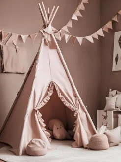 Tiipii teltta röyhelöreunoilla ja matolla, dirty pink