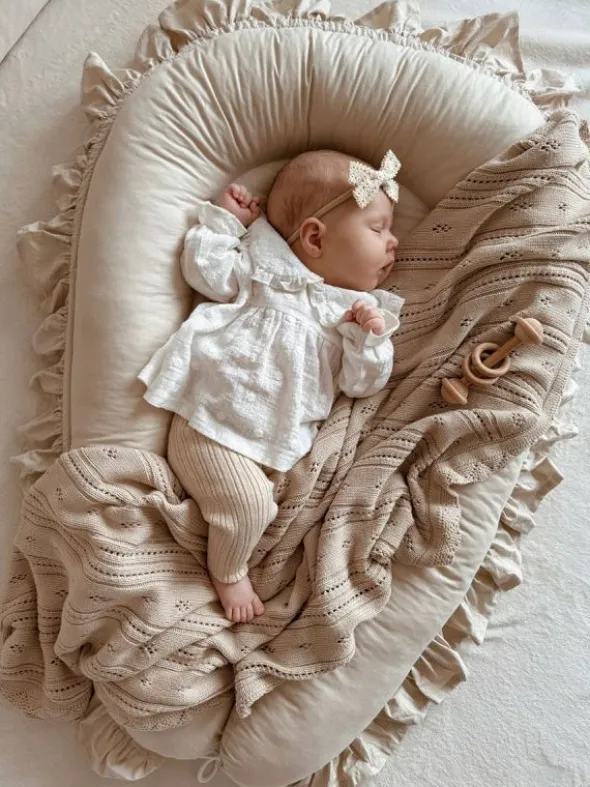 Vauvan pesä röyhelöillä – Pehmeä ja turvallinen babynest vastasyntyneelle, beige