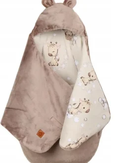 Vauvan turvakaukalon lämpöpussi – Beige velvet and giraffes
