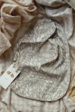 Vedenpitävä ruokalappu, Misty Leaf Grey | MRS MIGHETTO