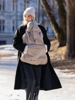 Voksi Carrier Cover – Kantorepun lämmin tuulisuoja vauvalle, Black