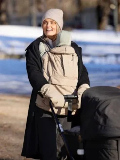 Voksi Carrier Cover – Kantorepun lämmin tuulisuoja vauvalle, Dark Sand