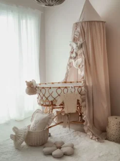 Vuodekatos jossa etuosassa röyhelö, beige