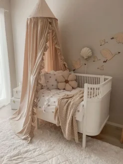Vuodekatos jossa etuosassa röyhelö, beige