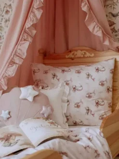 Vuodekatos jossa etuosassa röyhelö, dirty pink